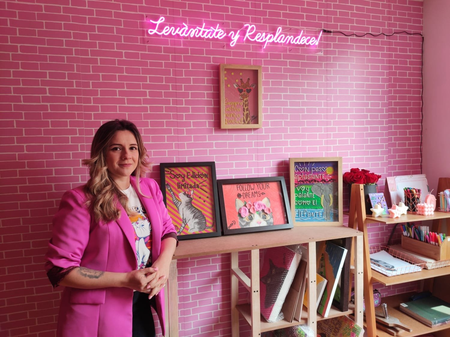Laura, la artista detrás de Lauplastilinarte, en su taller