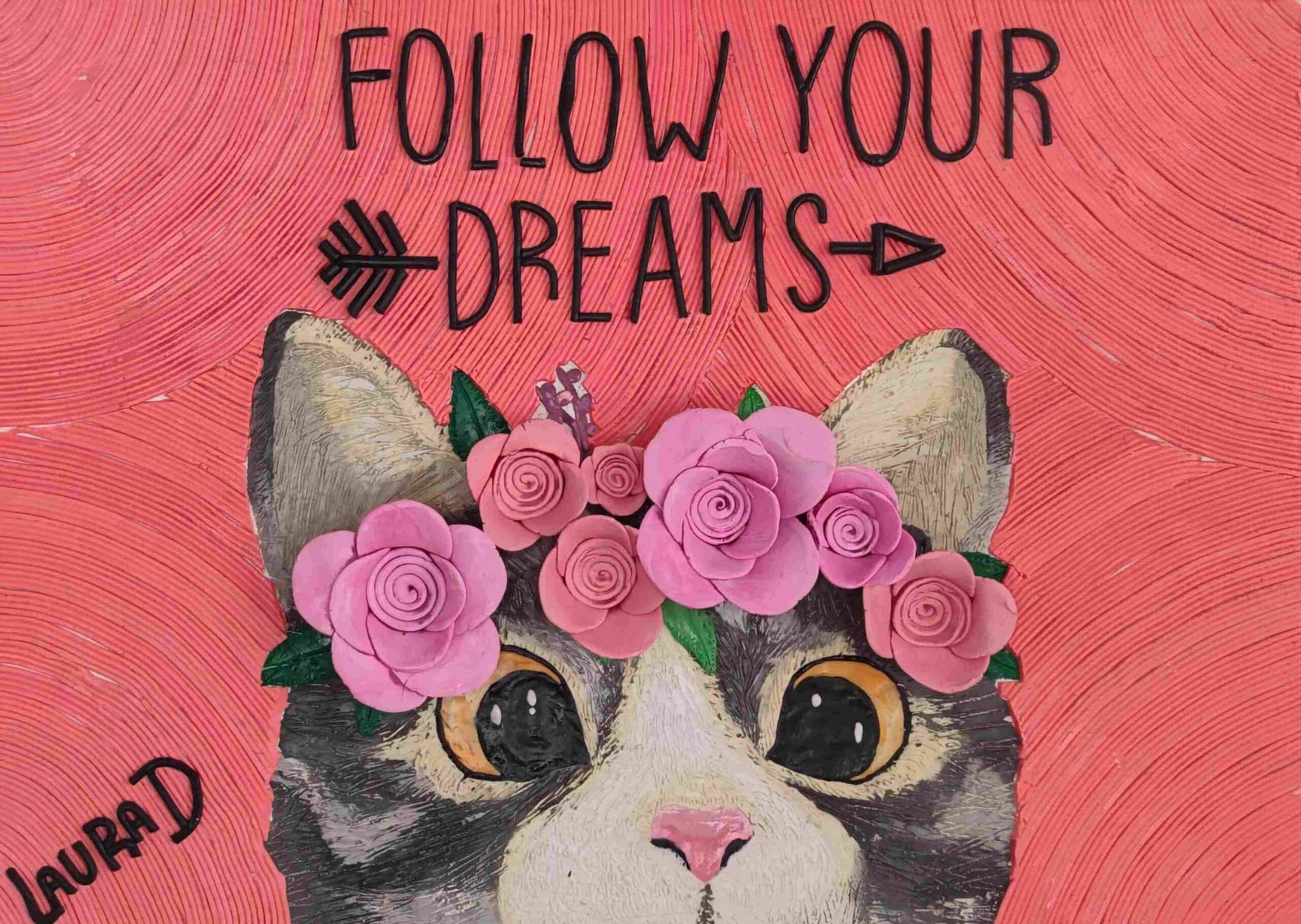 Obra 'Follow your dreams': retrato de gato con corona de rosas en plastilina