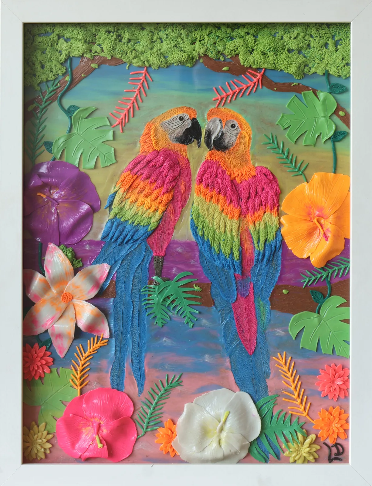 Cuadro en plastilina de dos guacamayas de colores entre hojas y flores, de la colección MIRADAS de Laura Dionisio