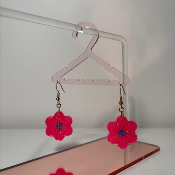 aretes plastilina flor fucsia